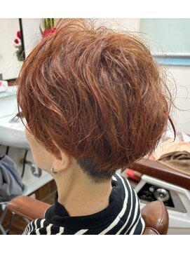 ハイトーンカラーくせ毛ショートカットスタイル