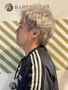 バーバーバー アカバネ(BARBER-BAR AKABANE) 動きある無造作パーマ×クールなシルバーカラー ブリーチ#2
