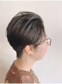 バックを刈り上げたハンサムショート