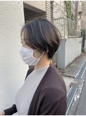 センターパートのショートスタイル