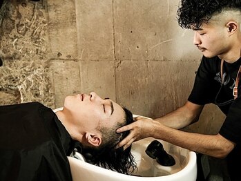 Douglas -hair- TWO BACKS 【大垣】メンズ【3月上旬NEW OPEN(予定)】の写真/【大垣】メンズサロンで極上のヘッドスパ◇大人カッコいいスタイルと癒しのサロンタイムをお届け◎