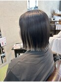 ホワイトインナー×外はねボブでつくる透明感スタイル