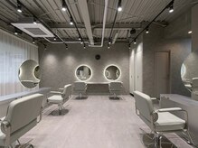 ルネア 蕨(LUNEA)の雰囲気(グレーと光が調和した店内。広々した空間でお寛ぎ下さい。)