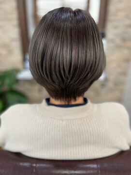 ハサミバイアトリエナガノ 千葉(8sami by atelier nagano) ショートボブ/センターパート/ツヤ髪/グラデーション/イヤリング