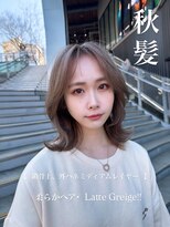 ルイス(L'wis)&nbsp;鎖骨上、外ハネミディアム、顔周りレイヤー、20代ヘア