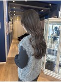 ハイライトあり！グレージュカラーのロングヘアスタイル
