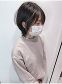 黒髪外ハネショートウルフ前髪あり耳かけショート