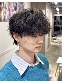波巻きパーマメンズシャドウパーマツーブロック黒髪マッシュ