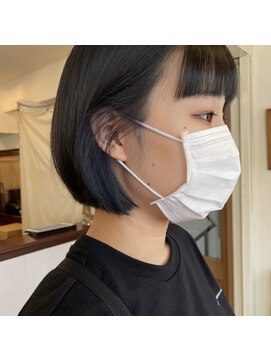 カミナ(KAMINA) ミニボブにブルーのインナーカラー