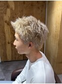 ホワイトベージュ スパイキーショート 動く短髪ハイトーンカラー