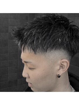 ウィスカーズ(Whiskers) スキンフェード×無造作ショート