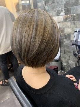 ライフ 忍ケ丘店(Lyfe) 大人ガーリーボブグレーハイライト_丸みショートボブ_66