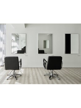 仕事・家事・育児…めまぐるしい日常を楽しむ大人女性たち。そんな日常を、ふっと癒してくれるヘアサロン。