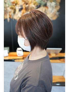 低めウェイト×丸みショートの上品シルエット/諏訪