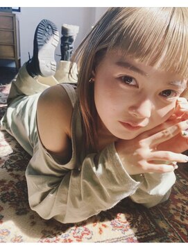 ラグ(log) ショートバング×ハイトーンミディ