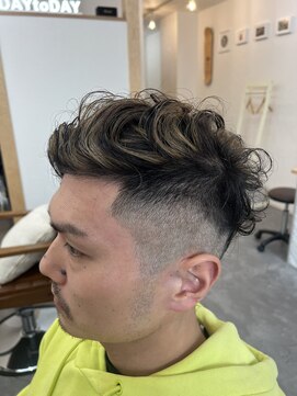 デイトゥデイトゥルーカラーズ(DAY TO DAY true colors) ★メンズ★ツーブロック×フェード×ハイライト