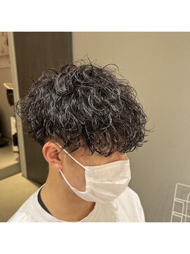 ウノプリールヴァモス(unopulir Vamos) 波巻きパーマメンズヘア前下がりツーブロック刈り上げ