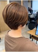 ライトグレージュ、前下がりショート