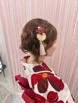ベルグロー 北新地(BELLEGROW)&nbsp;赤とベージュの髪飾り｜梅田・北新地ヘアセット