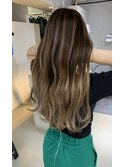 バレイヤージュ　小顔に魅せるヘアー