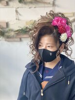 セーラ服で盛り髪サイドアップ
