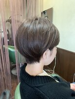 ヘアーエヌプラス (HAIR N+) 柔らかなグラボブも耳掛けすればハンサムショートグレーベージュ