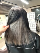 コワファーストナガサキシャンプーボーイ(COIFF1RST NAGASAKI SHAMPOO BOY)&nbsp;長崎 インナーカラー ホワイトグレージュ