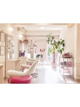 広々した店内に少人数スタイリストのプライベート空間！気さくなスタッフが髪の悩みに親身に寄り添います♪