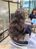 重たく見せない抜け感ロングウェーブ
