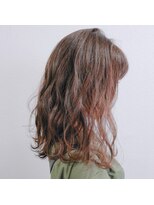 ジェナ(Jena)&nbsp;ピンクなアッシュ×伸ばしかけミディ