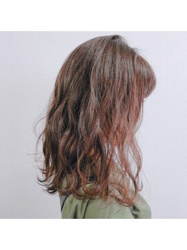 ジェナ(Jena) ピンクなアッシュ×伸ばしかけミディ