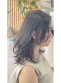 たっぷりのエアリー感を醸し出す。ミディアムレイヤー