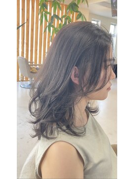 ピーシーズ(Pieces) たっぷりのエアリー感を醸し出す。ミディアムレイヤー