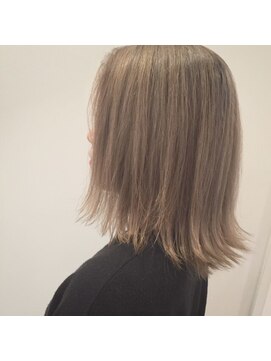 ラヴェ(LAWE.) ミルクティカラーの切りっぱなしボブ☆