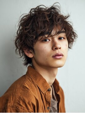 アンニュイな色気◎強めカールの無造作マッシュ