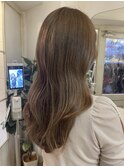 ロングの褒められ巻き髪ヘア オリーブグレージュ 2025トレンド