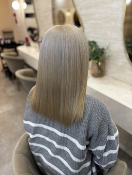 ラビス クローバー(Lovis clover) ショートボブ ニュアンスカラー センターパート