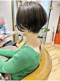 オン眉ショート　ナチュラルレイヤーマロンブラウン耳かけボブ