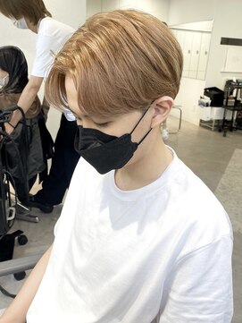 ユーフォリア 渋谷グランデ(Euphoria SHIBUYA GRANDE) ミルクティベージュ センターパート 刈り上げなし MOMO