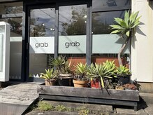 ヘアーサロン グラブ(hair Salon grab)の雰囲気(大きな窓とグリーンが目印♪)