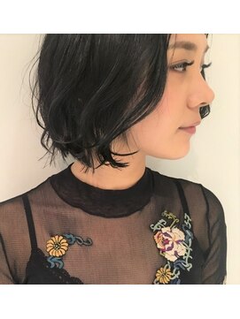 メグリ(meguri) ショートヘアボブことりベージュ毛先パーマウォーターフール黒髪