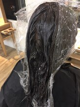 次に退色、色落ちしづらい【ダメージレスカラー】でカラー施術！縮毛矯正とカラーも同時施術可能◎