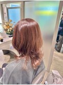 大人可愛いピンクベージュブリーチなしゆるふわミディウルフ