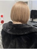 ミルクティーブロンドダークブルーワンホンレイヤーカット