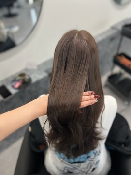 光で透ける、やわらかモカグレージュ