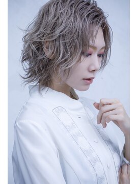 コア 新宿(CORE) ホワイトシルバーベージュ/ブリーチデザイン