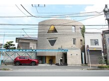 ヘアールーム カーム(Hair Room CALM)の雰囲気（この建物が目印です。駐輪場ございます。※駐車場はございません）