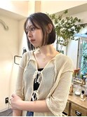 柔らかなカームブラウンとプッツリボブ