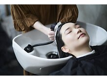 マイクロバブルを頭皮にあててるだけなのにそれが至福の時に