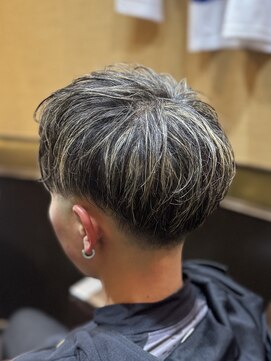 ヒロギンザバーバーショップ 大宮店(HIRO GINZA BARBER SHOP) ロースキンフェード金メッシュ/大宮/細めメッシュ/浦和/与野